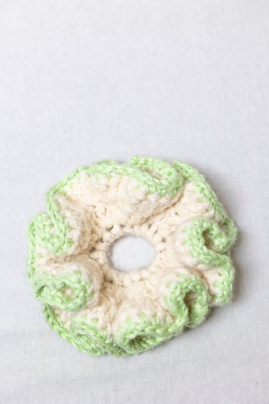 Petal spiral white & green scrunchie