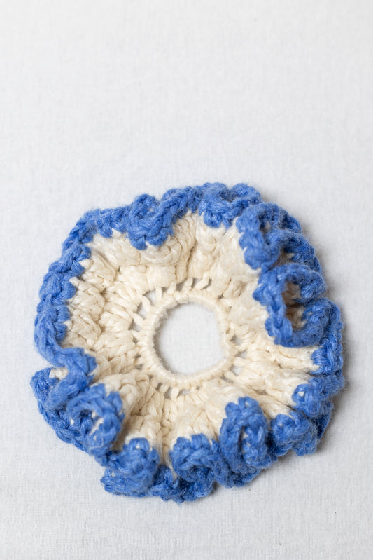 Petal spiral white & blue scrunchie